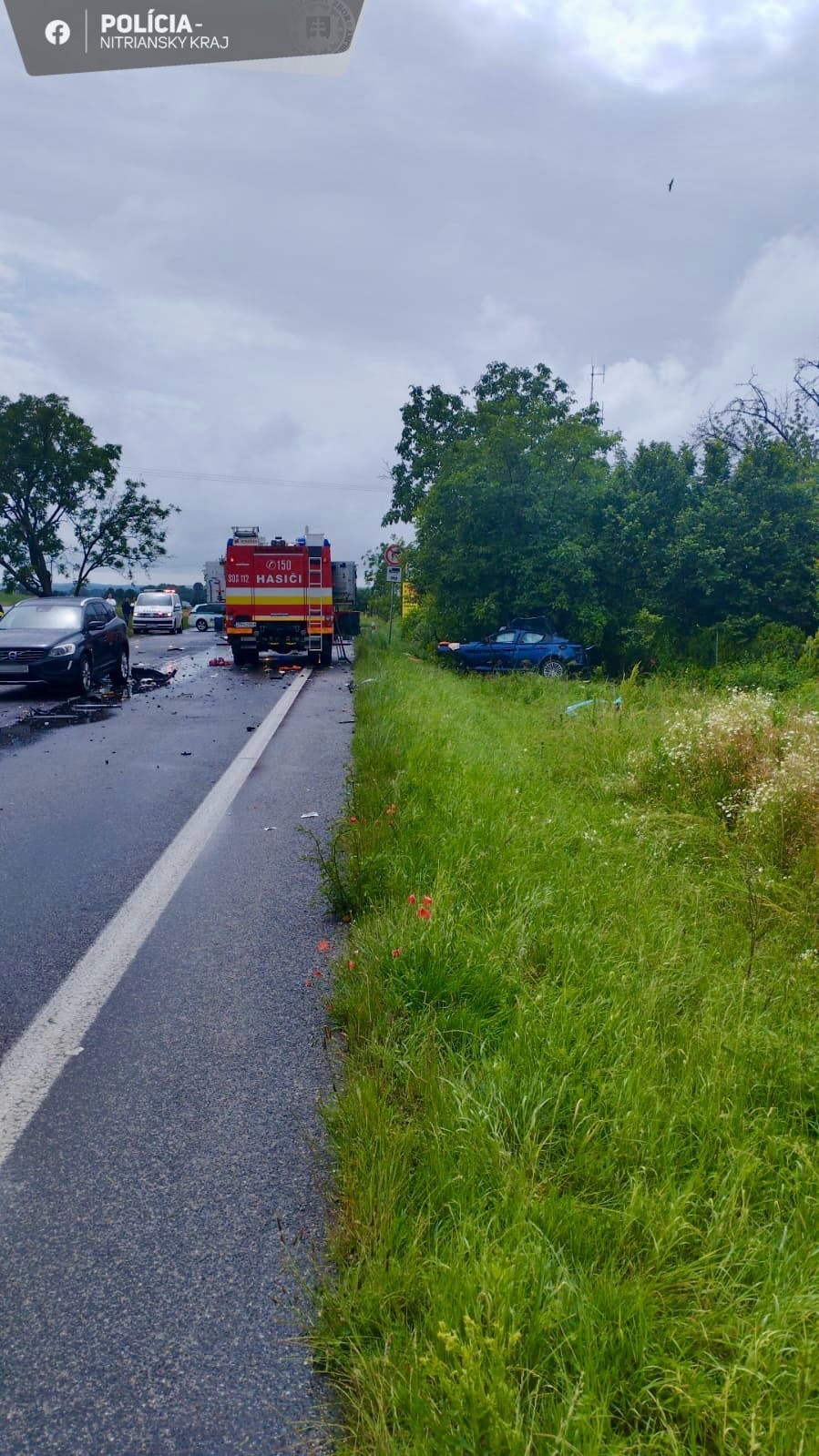 Na ceste I/65 pri Zlatých Moravciach pri odbočke na Chyzerovce sa zrazil autobus s osobným autom.