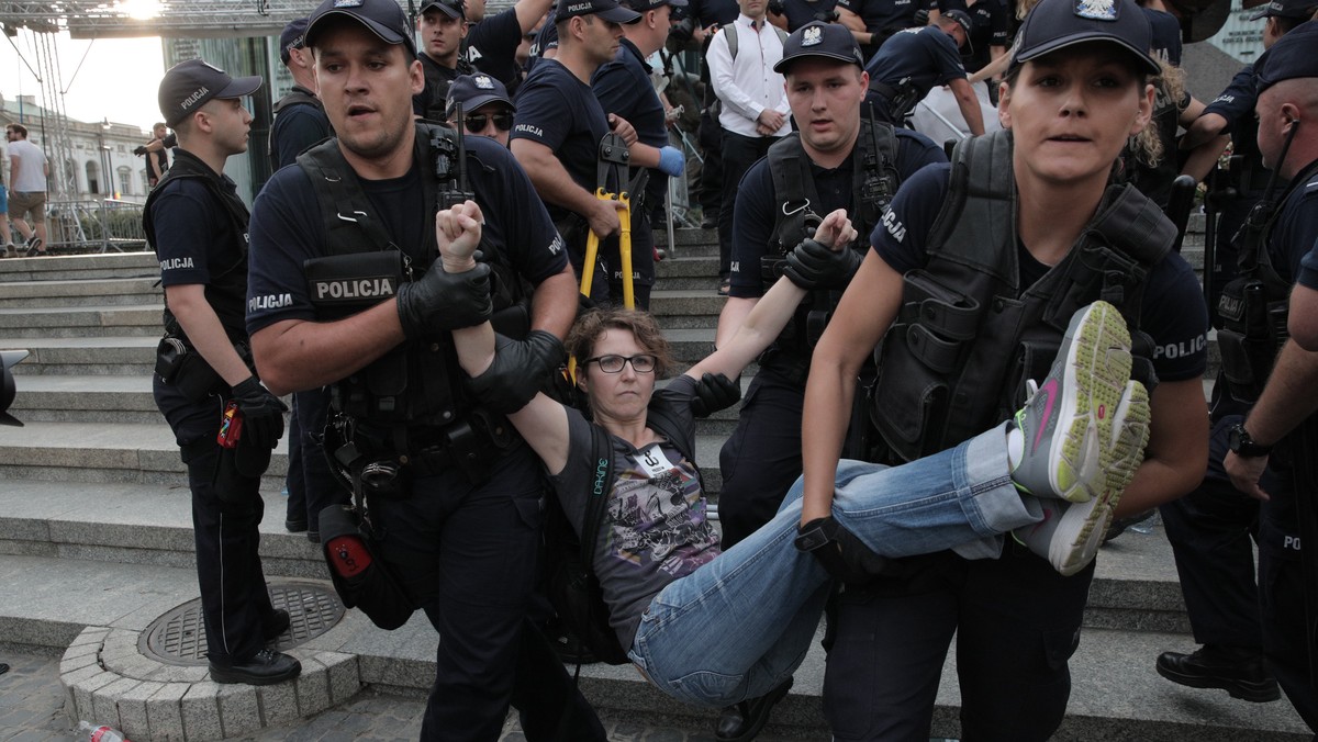 "Gazeta Wyborcza" w liście do Komendy Stołecznej Policji zarzuca policjantom naruszenia nietykalności cielesnej fotoreportera Jędrzeja Nowickiego - informuje portal branżowy Press.pl.