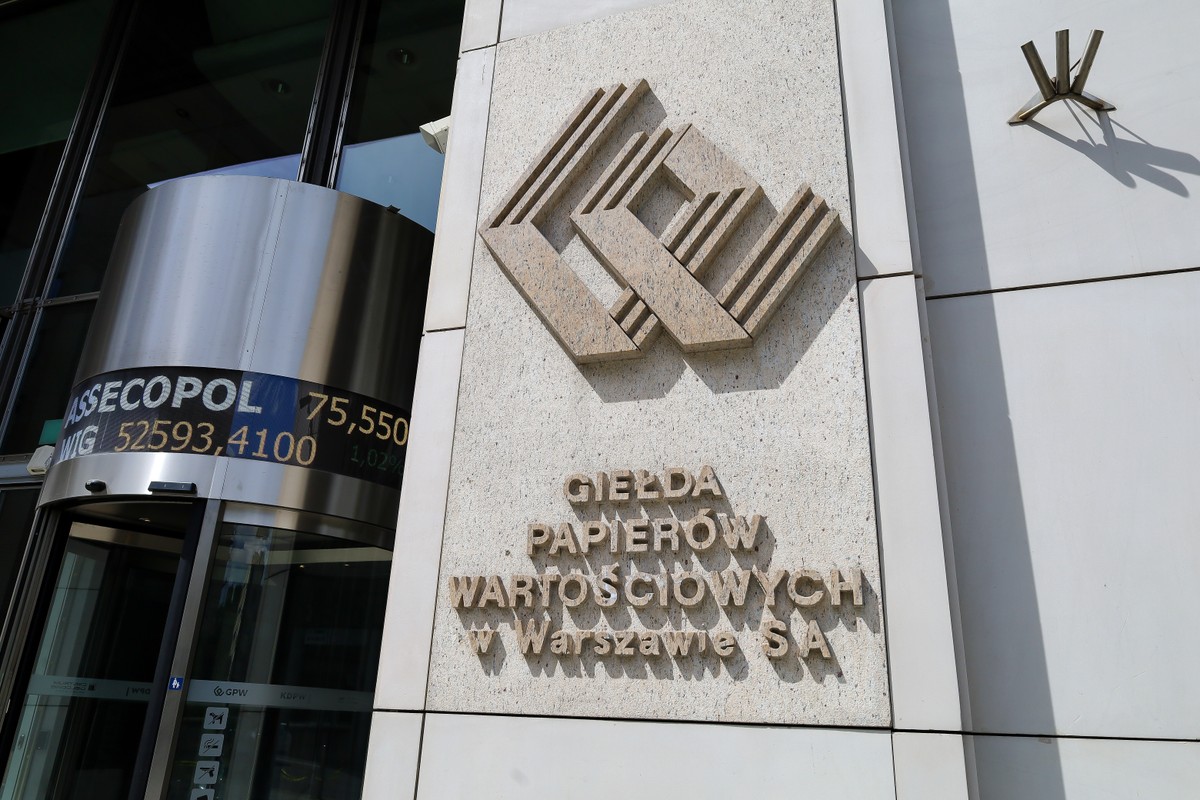 wejście do budynku giełdy papierów wartościowych w warszawie