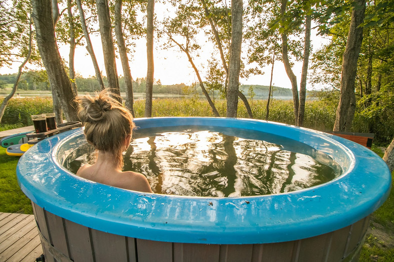 Jacuzzi ogrodowe/shutterstock/Rokas Tenys