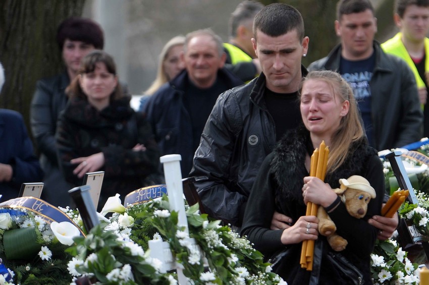 Neizmerna tuga na licima ožalošćenih na sahrani u Velikoj Ivanči