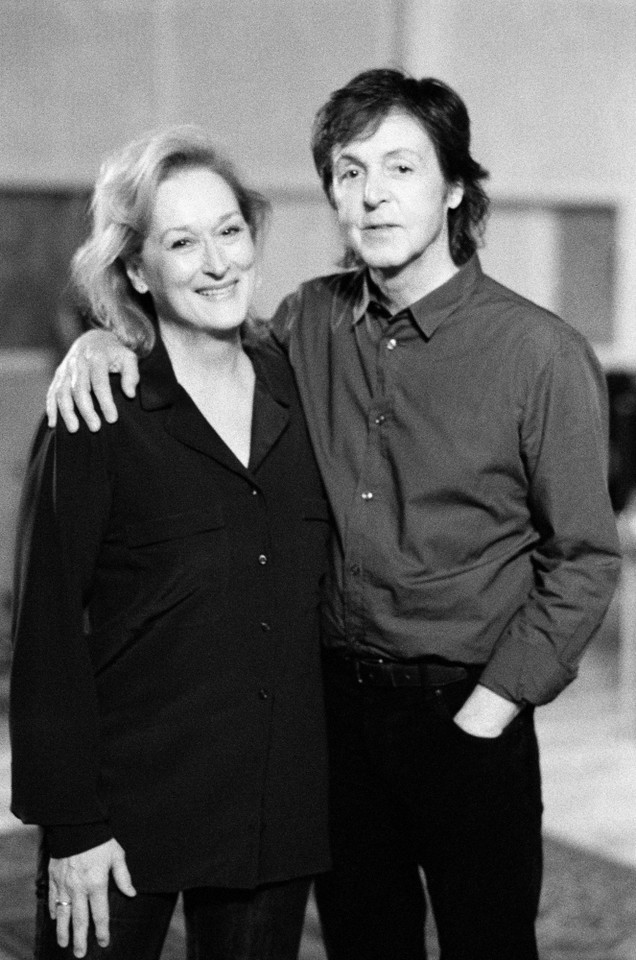 Paul McCartney z gwiazdami na planie teledysku "Queenie Eye"