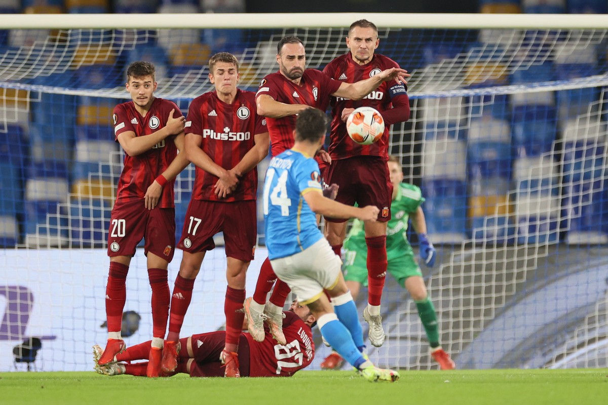 Zawodnicy Legii Warszawa Ernest Muci (L), Maik Nawrocki (2L), Rafael Lopes (3L) i Artur Jędrzejczyk (P) oraz Dries Mertens (2P) z SSC Napoli podczas meczu grupy C piłkarskiej Ligi Europy