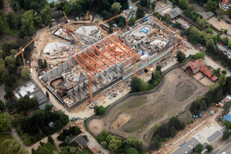 Wrocław z lotu ptaka: Budowa Oceanarium w Ogrodzie Zoologicznym. 

W lutym 2013 swoje europejskie biuro obsługi klienta uruchomiły tu linie lotnicze Qatar Airways.