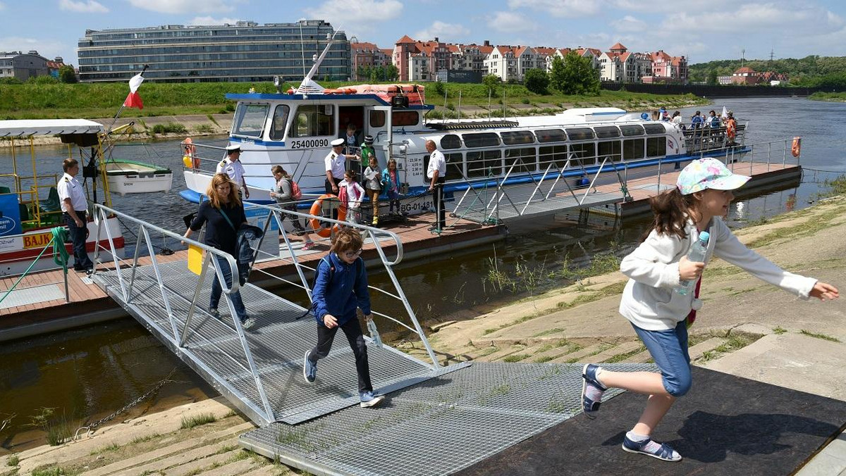 Od wczoraj poznaniacy mogą korzystać z czterech plaż nad Wartą, które co roku przyciągają tłumy osób szukających nieco odpoczynku w wielkim mieście. Jednak to nie koniec atrakcji związanych z Wartą. Boiska, grille, tramwaj wodny i bogaty program wydarzeń kulturalnych - to tylko niektóre z pozycji na tej długiej liście.