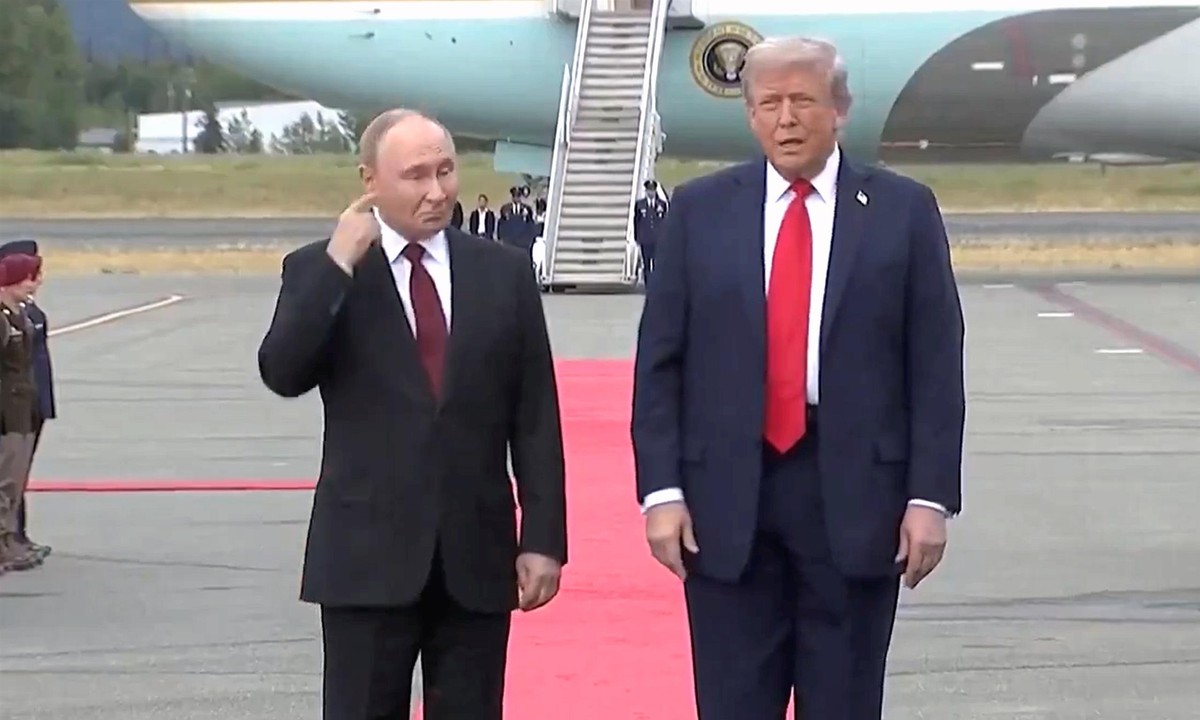Państwowe dokumenty ze spotkania na Alasce zostawione w hotelowej drukarce. Putin nazwany "jego ekscelencją"