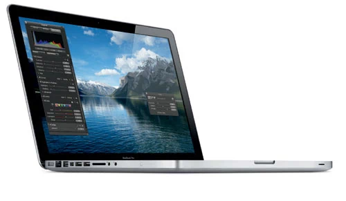 MacBook Pro z ekranem o przekątnej 15 cali. Modele 15- i 17-calowe są wyposażone w najnowsze procesory Intel Core i5 i Core i7 - najszybsze procesory dwurdzeniowe na rynku