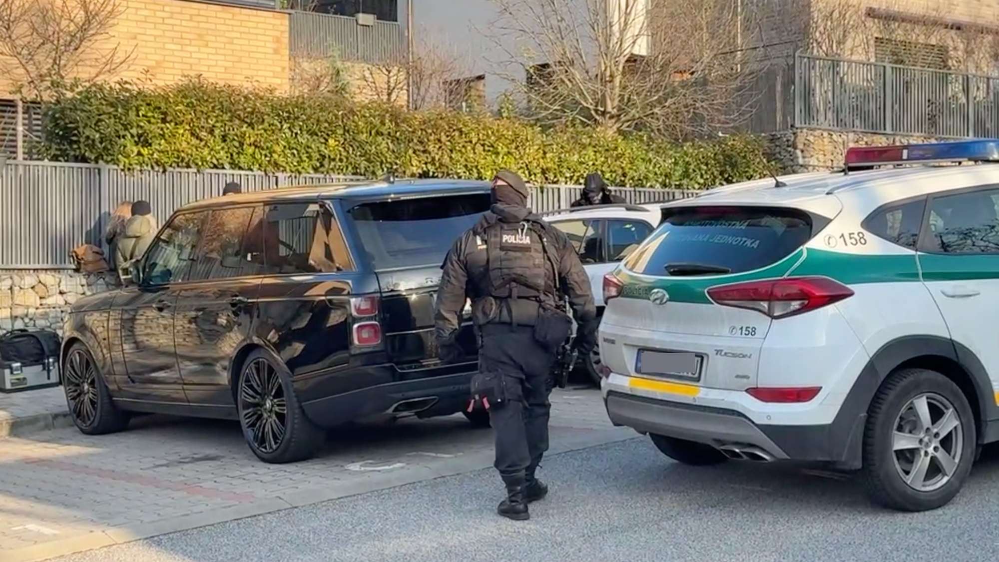 V dome predsedníčky Pirátskej strany Zuzany Šubovej zasahuje polícia. 