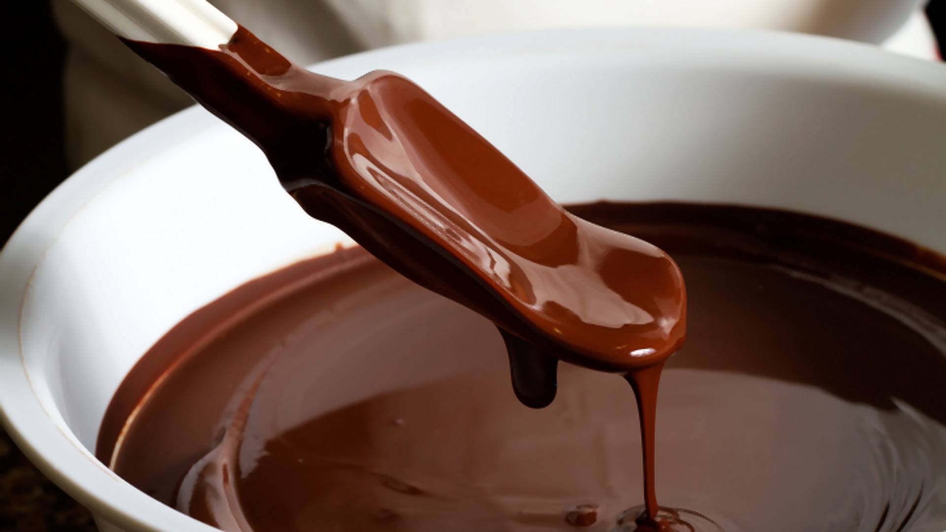 Растопленный клубника в шоколаде. Растопленный шоколад с орехами. Обмакнувший в шоколад. Мороженое в шоколадной глазури. Яблоки в шоколаде.