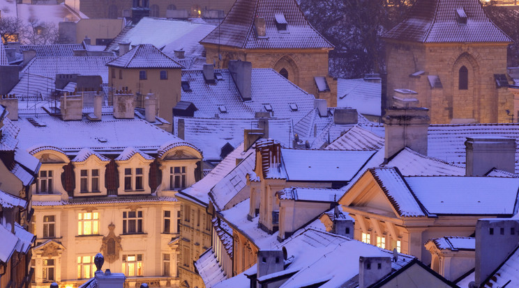 Ma sokfelé belepi a hó a háztetőket / Fotó: Northfoto