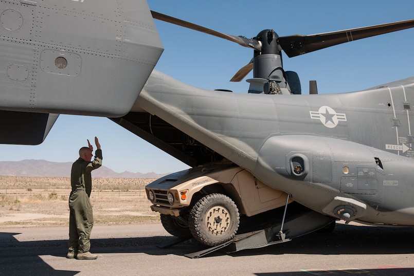 Generał, a następnie prezydent USA, Dwight Eisenhower uważał, że ten samochód przyczynił się do wygrania II wojny światowej. Jeep willis był wówczas podstawowym wyposażeniem armii USA. Radził sobie na piaskach Afryki, zaśnieżonych i mroźnych terenach ZSRR, w dżunglach Azji, a także w każdym innym terenie. W czasie wojny wyprodukowano ok. 640 tysięcy tych charakterystycznych aut. Teraz firma Boeing Defense ujawniła następcę legendarnego willisa - najnowsze dzieło Amerykanów to phantom badger. Nieduży pojazd dla armii USA koncern zbudował wspólnie z firmą, która przygotowuje samochody do serii wyścigowej NASCAR…