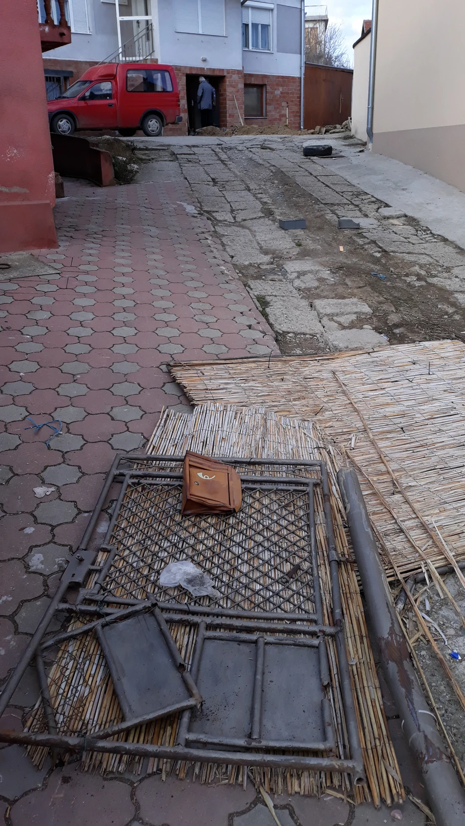 Bager prešao preko kapije