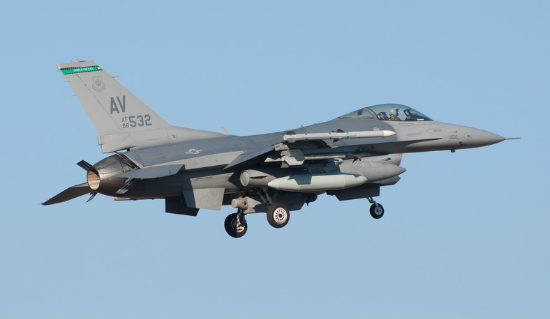 W bazie lotniczej w Łasku wylądowały pierwsze samoloty F-16 (2). Łask, 13.03.2014. Źródło: PAP/Grzegorz Michałowski