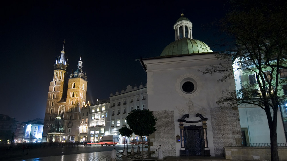 W kościele św. Wojciecha na krakowskim Rynku Głównym konserwatorzy odnowili kaplicę bł. Wincentego Kadłubka oraz zakrystię. Przy okazji prac odkryto XVIII-wieczne polichromie.