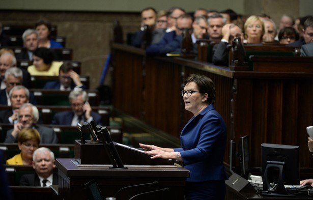 Premier Kopacz w Sejmie: Problem uchodźców nie skończy się 25 października