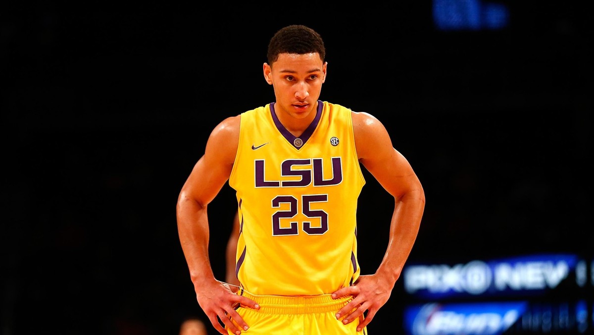 Dawno w Stanach Zjednoczonych nie było tak dużych nadziei wiązanych z zawodnikiem grającym w koszykarskiej NCAA. 19-letni lider LSU Tigers Ben Simmons ma wielki potencjał i już widzi się w nim nowego LeBrona Jamesa. "Królowi" tak poważne, daleko idące porównania z młodym graczem w żadnym stopniu nie przeszkadzają.