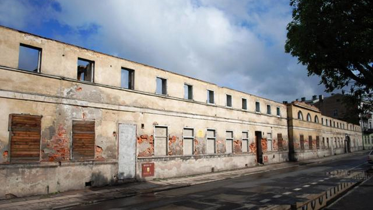 Jedna z poznańskich spółek kupiła w czwartek na przetargu zabytkowe klasycystyczne koszary, zwane koszarami Cypriana Godebskiego w Kaliszu. Położony w centrum miasta obiekt został sprzedany przez samorząd za ponad 3 mln zł.