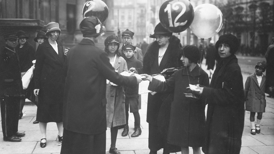 28 listopada 1918 roku kobiety uzyskały prawa wyborcze w Polsce. Na zdjęciu: Kobiety agitujące na warszawskiej ulicy w dniu wyborów