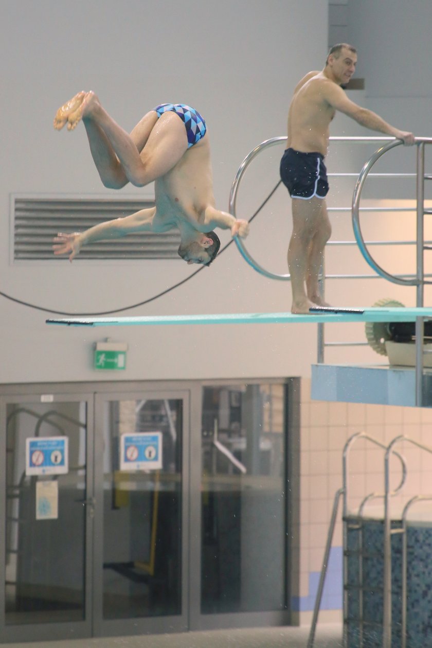 Maciej Dowbor na basenie trenuje do "Celebirty Splash"