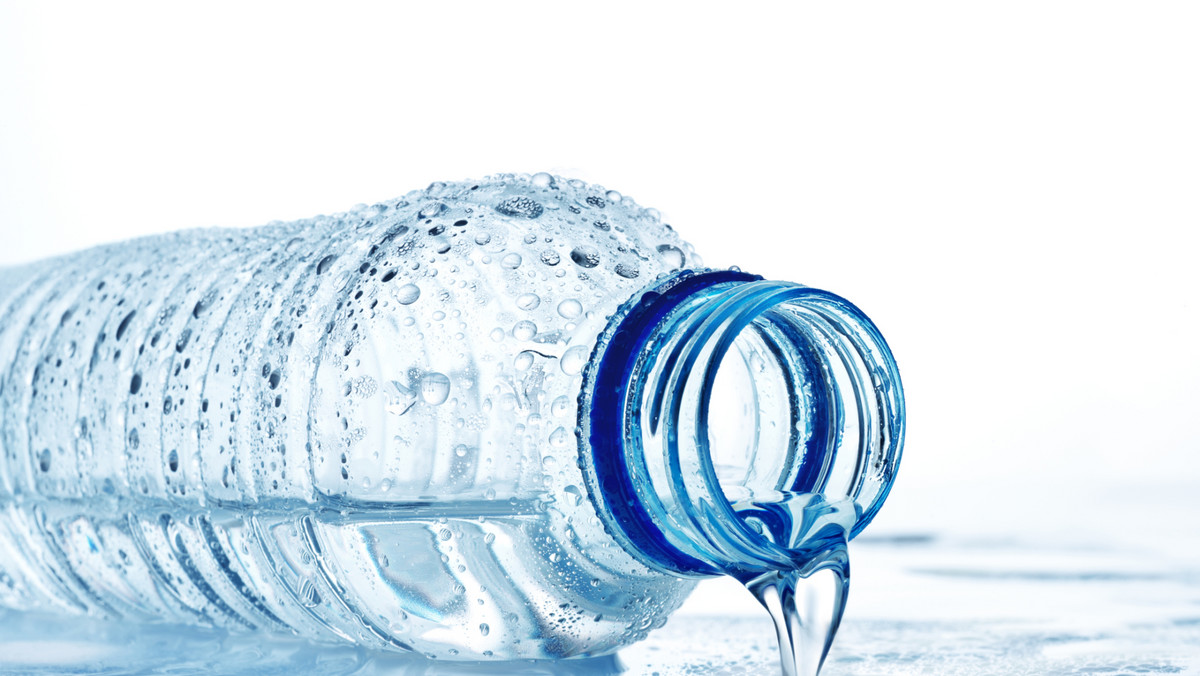 Skąd wzięło się przekonanie, że powinniśmy pić osiem szklanek wody dziennie? Na pewno nie z badań naukowych - bo te już dawno obaliły mit, że spożywanie większych ilości wody jest korzystne dla zdrowia.