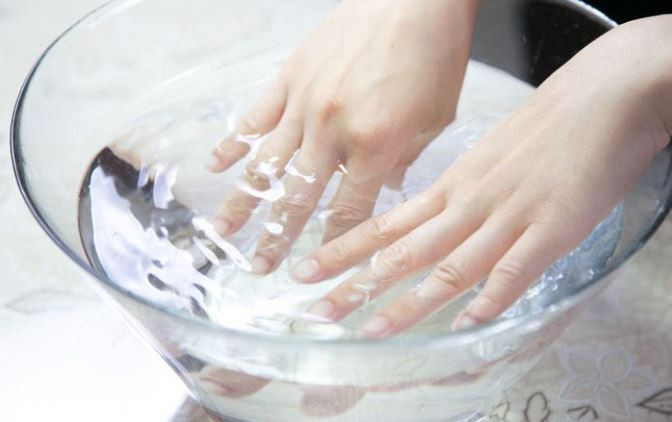 2. Trwały manicure. „Lodowa kąpiel” dla paznokci