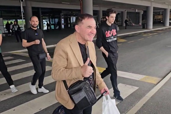 "DA LI BI IMAO ODNOSE DA MORAŠ DA PLATIŠ?" Pevač dobio pitanje o intimi i skroz se zbunio, njegova reakcija se prepričava