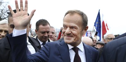 Tusk zagrał na nosie Kaczyńskiemu i Schetynie