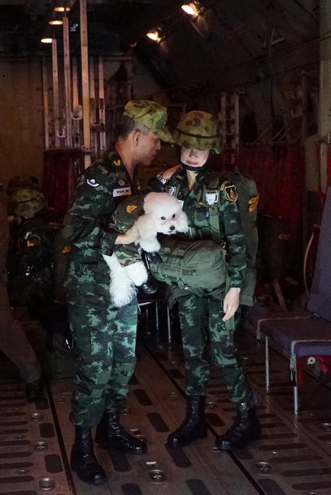 Sirasami i Rama X sa njihovom voljenom pudlom