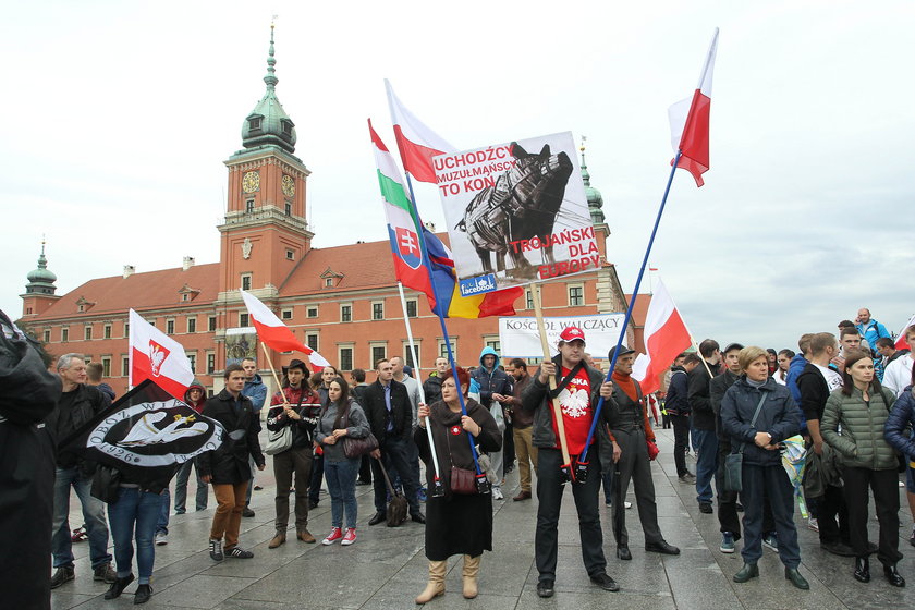 Około 500 osób przyszło na plac Zamkowy. Manifestują przeciwko imigrantom