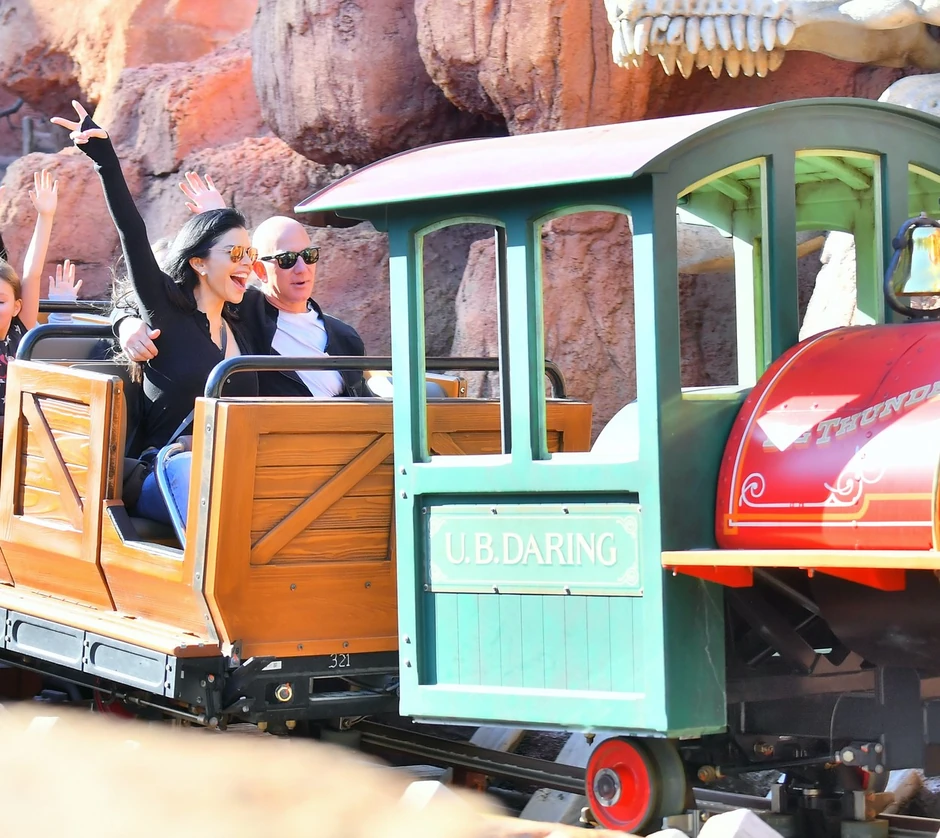 Loren Sančes i Džef Bezos u Diznilendu u februaru