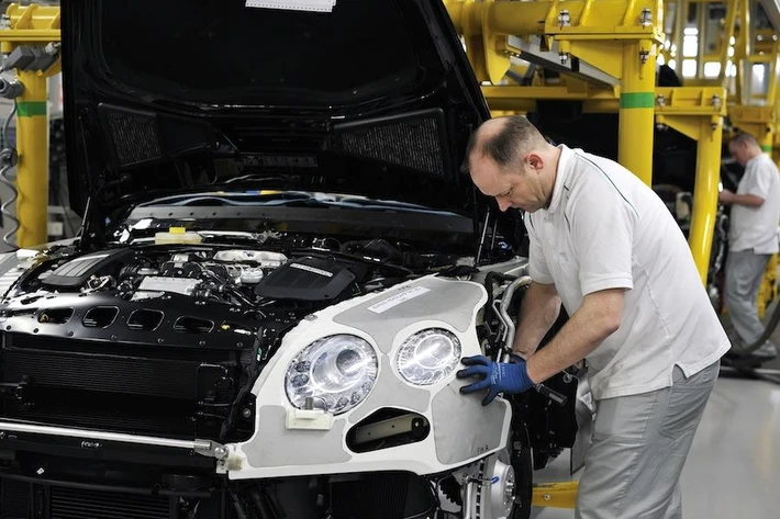 Brytyjska wytwórnia Bentley Motors w Crewe to w połowie nowoczesna fabryka, a w połowie manufaktura