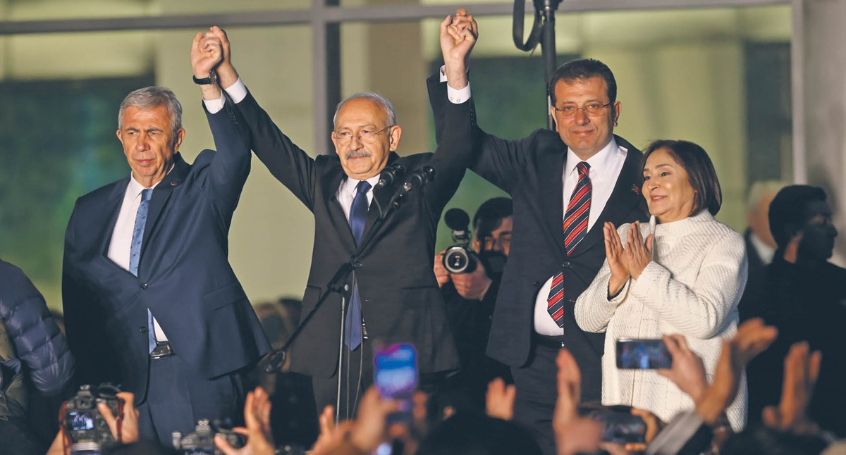 Wspólny kandydat opozycji Kemal Kılıçdaroğlu (drugi z lewej) z burmistrzami Ankary Mansurem Yavaşem (po lewej), Stambułu Ekremem İmamoğlu (drugi z prawej) i żoną Selvi.