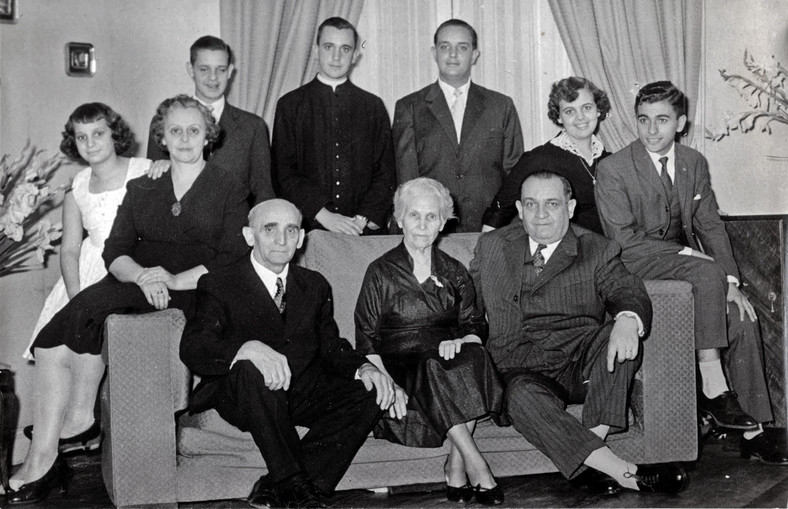 Rodzina Bergoglio. Papież Franciszek stoi drugi od lewej