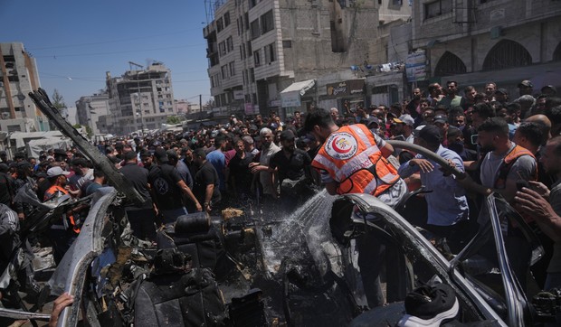 Palestinci oko automobila pogođenog u izraelskom napadu u gradu Gazi, 18. jun 2026.