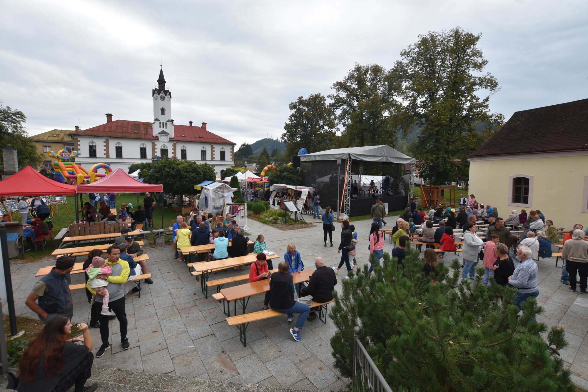 V Ľubietovej v okrese Banská Bystrica je o predčasné parlamentné voľby záujem. V obci sa koná aj tradičný Michalský jarmok, do tunajšej volebnej miestnosti tak prichádzajú svoj hlas odovzdať i ľudia s voličskými preukazmi.