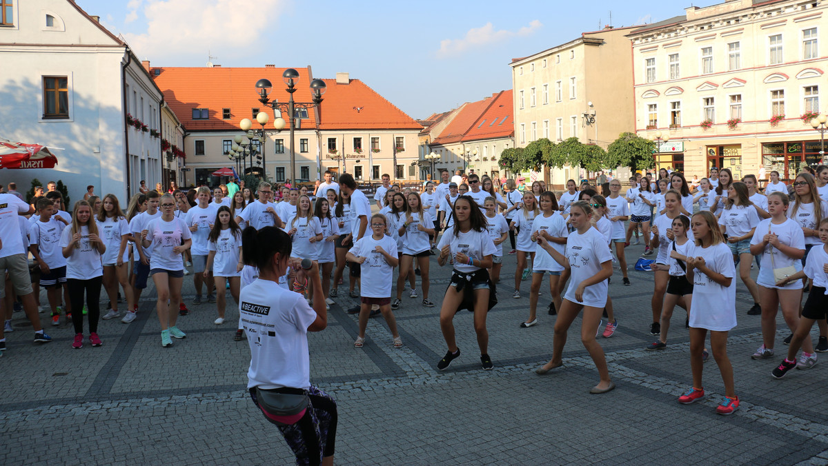 400 osób zgromadziło na mikołowskim rynku sobotnie wydarzenie FlashMove. W ramach ogólnoeuropejskiej akcji jej uczestnicy zatańczyli wspólnie prosty układ choreograficzny.