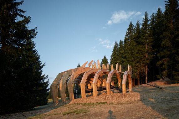 W Karkonoszach zbudowali park rozrywki z ogromnymi rzeźbami. Oto Pecka Playspace