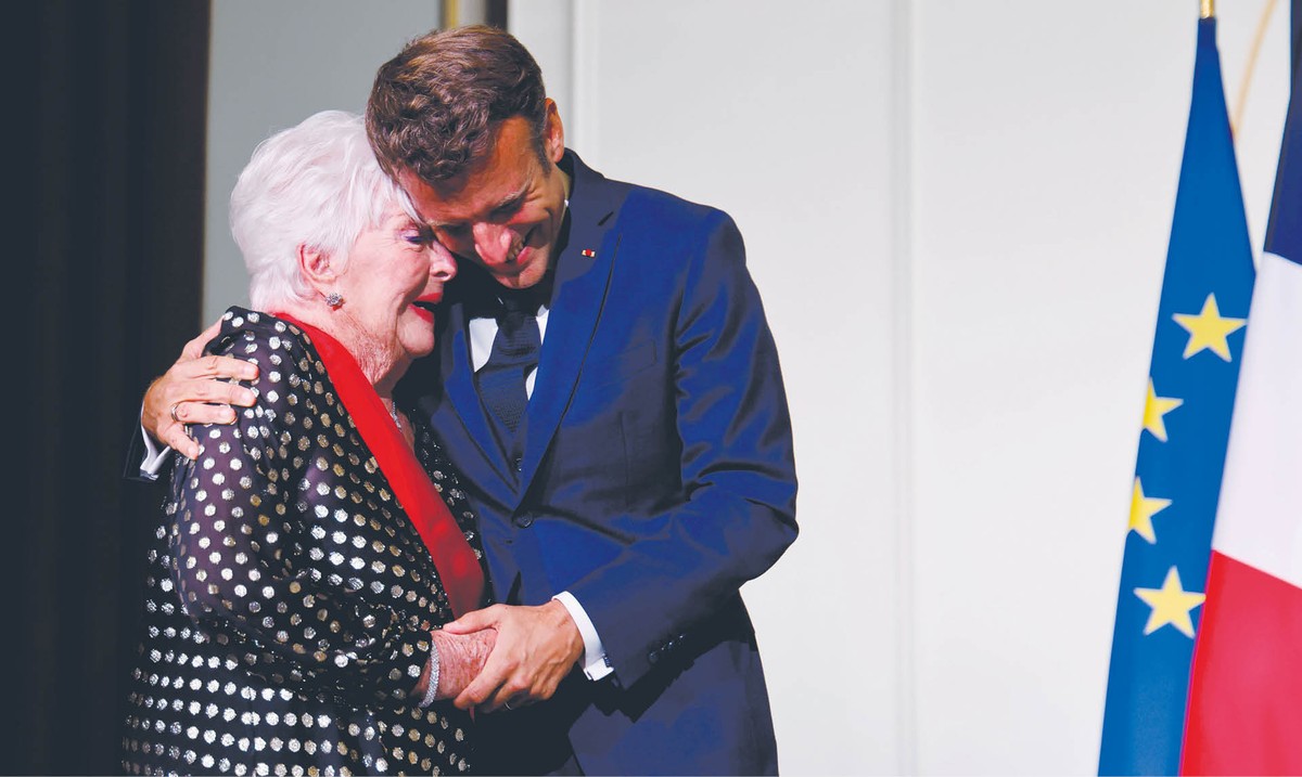 Odznaczona Legią Honorową Line Renaud z prezydentem Macronem