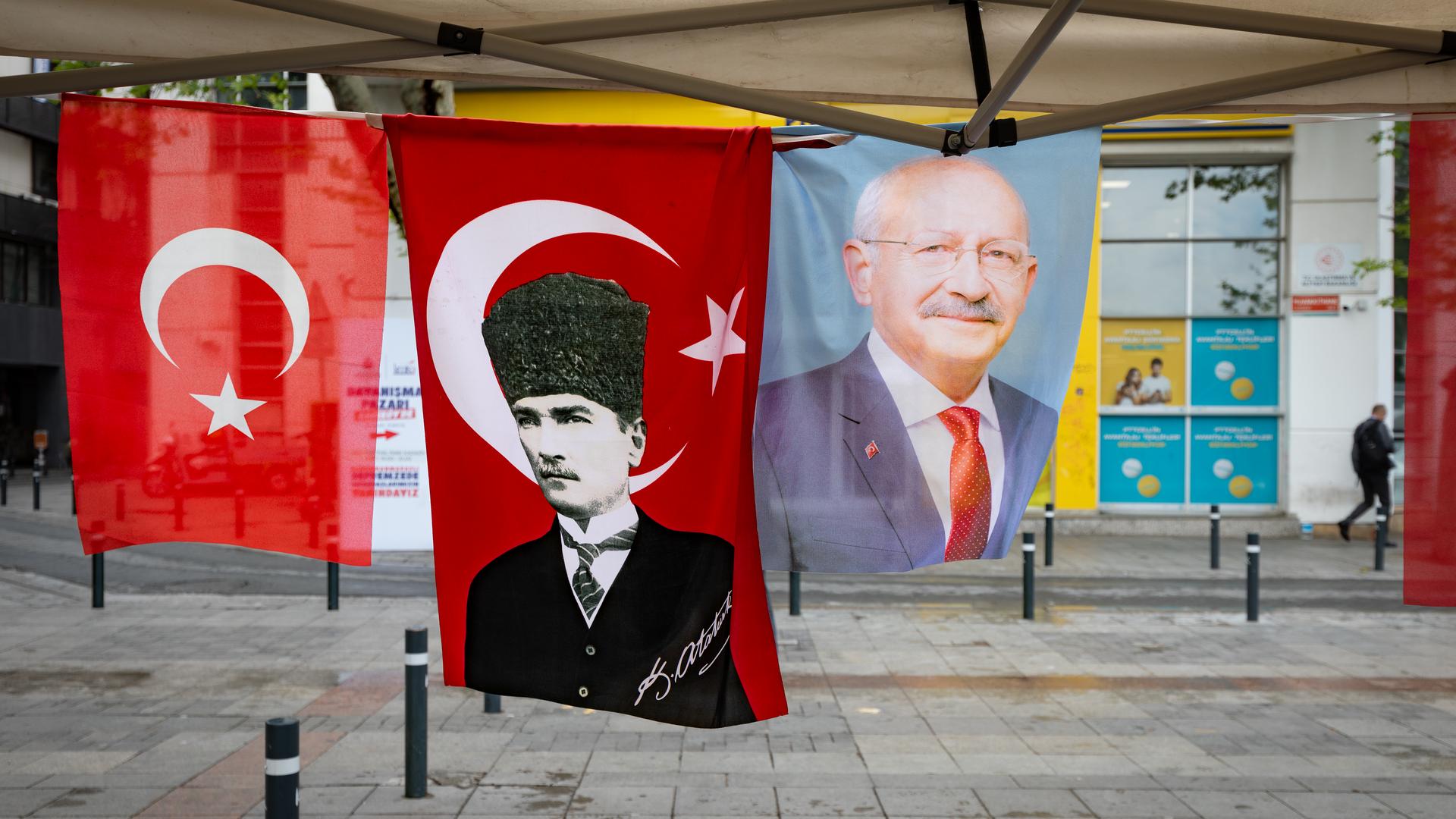 Wnętrze namiotu wyborczego opozycji w Kadıköy. Zdjęcia Kemala Kılıçdaroğlu często pojawiają się obok fotografii ojca założyciela Republiki Mustafy Kemala -  Atatürka
