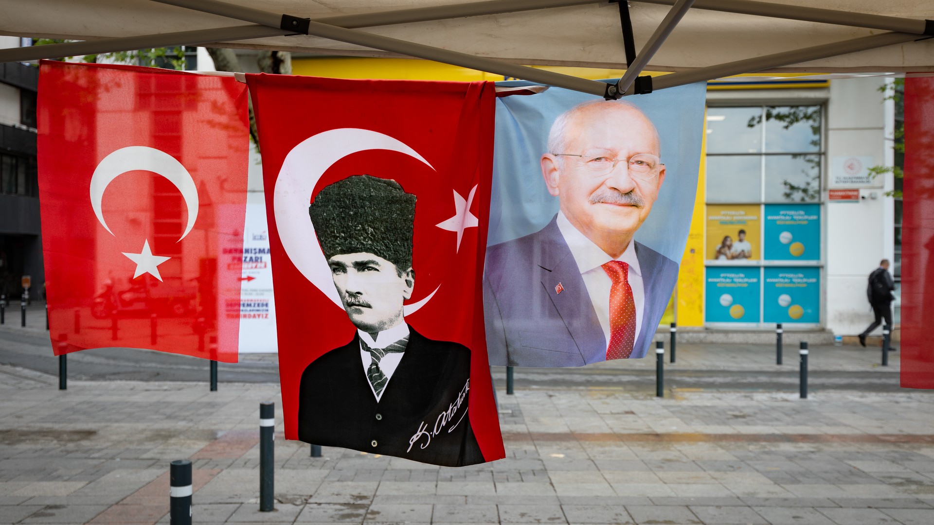 Wnętrze namiotu wyborczego opozycji w Kadıköy. Zdjęcia Kemala Kılıçdaroğlu często pojawiają się obok fotografii ojca założyciela Republiki Mustafy Kemala -  Atatürka