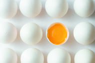 Jak rozpoznać i radzić sobie z alergią na jajko?