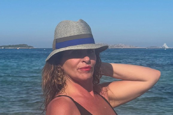 RASNE OBLINE NA PLAŽI Udovica Siniše Mihajlovića pokazala telo BEZ TRUNKE FOTOŠOPA: "Da li vam se sviđa?", zatrpali je porukama (FOTO)