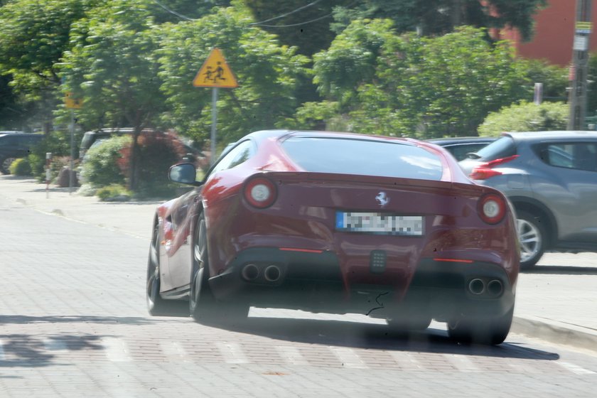 Lewandowski szpanuje swoim Ferrari!