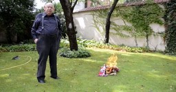 Urban nakręcił filmik dla kibiców: Pali szalik z polskim godłem i śpiewa "na stos, kopnęliśmy, wasz życia los"