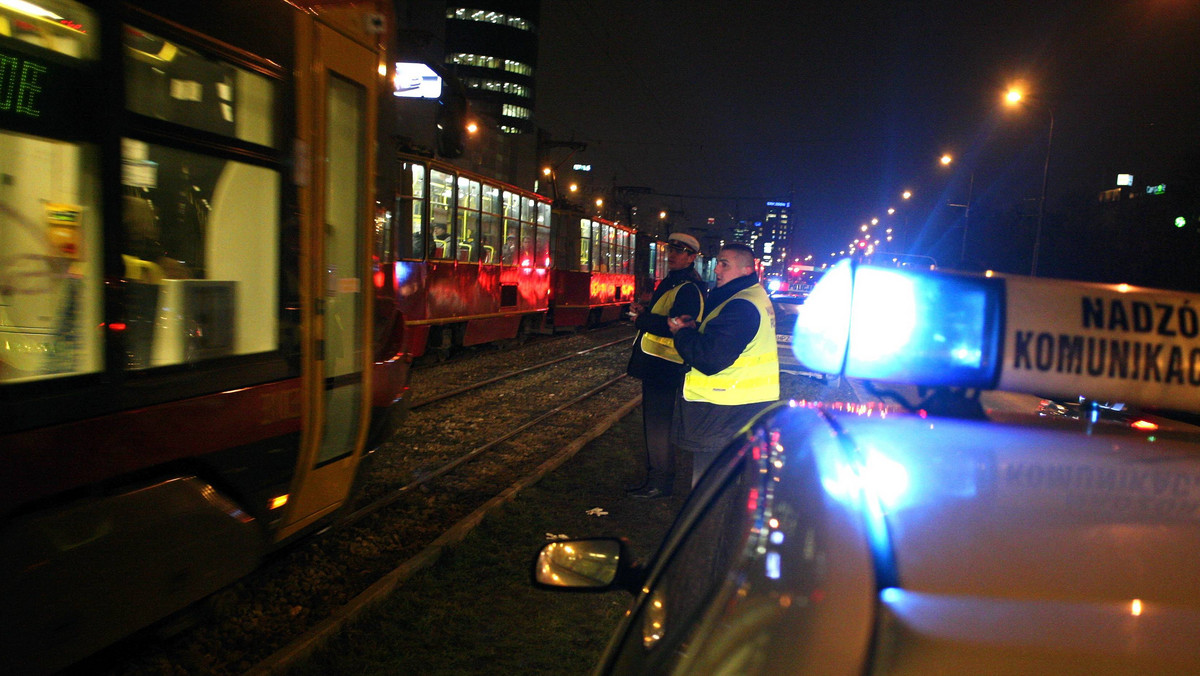 Dziś przed godziną 18 w Gdańsku doszło do tragicznego wypadku. Na Kartuskiej samochód wjechał wprost pod tramwaj, pasażerka auta zginęła na miejscu. W miejscu tragedii wstrzymano ruch tramwajowy.