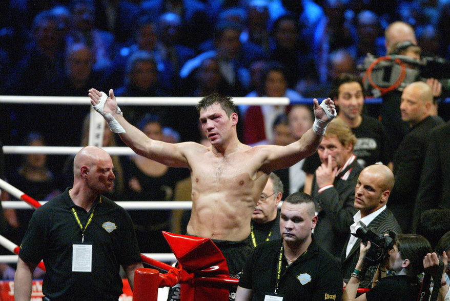 Dariusz Michalczewski pozdrawia kibiców po przegranej walce z Fabrice Tiozzo, ostatniej w karierze "Tigera" (2005).
