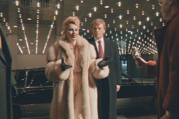 Maria Bakalova jako Ivana Trump i Sebastian Stan jako Donald Trump w filmie "Wybraniec"