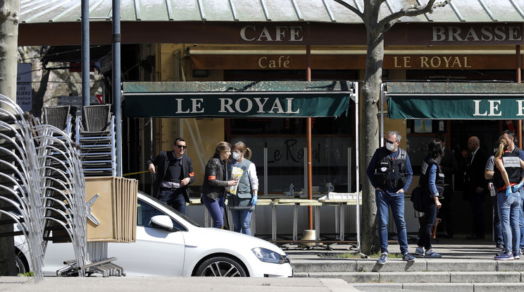 Helyszínelő rendőr és egy bizonyíték a földön Romans-sur-Isere-ben 2020. április 4-én, miután egy késes támadó két embert megölt, hetet pedig megsebesített a délkelet-franciaországi Lyon közelében fekvő városban. / Fotó: MTI/EPA/Alex Martin