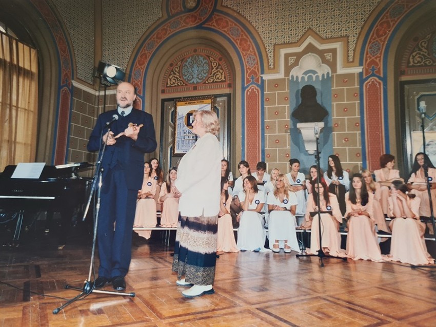 Nenad Grujičić uručuje Statuetu Branka Radičevića Svetlani Velmar Janković na 32 Brankovom kolu, 2003