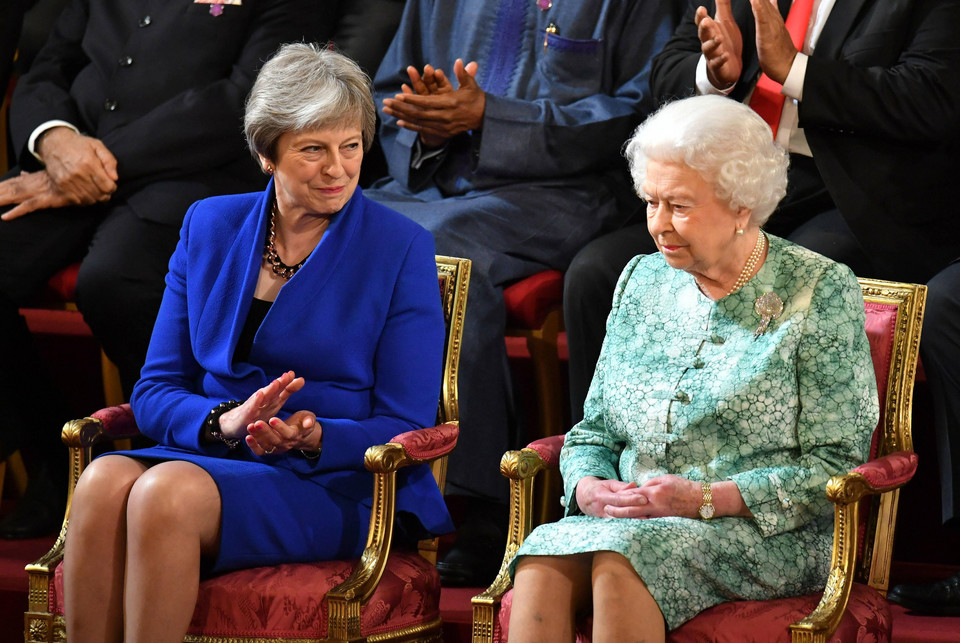 Theresa May i Elżbieta II